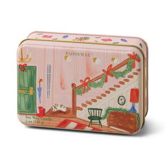 Candela Paddywax Christmas Staircase Wassail vista laterale con decorazioni natalizie
