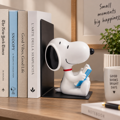 Snoopy with Book – Reggilibri Blogo Design