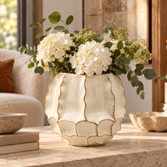 Vaso Chakra Incavo EDG Enzo De Gasperi in ceramica avorio con composizione floreale ambientato in soggiorno elegante