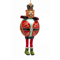 Addobbo Palla Gatto di Natale EDG Enzo De Gasperi in vetro rosso con stivali verdi e dettagli dorati. Ø 10 cm, originale e fiabesco.