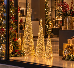 Alberi LED Stripes Cono Oro EDG Enzo De Gasperi H 40, H 60 e H 80 cm ambientati in vetrina natalizia con decorazioni e luci calde