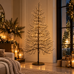Albero LED Faggio Luminoso Black H 180 cm EDG Enzo De Gasperi con 1940 MicroLED luce calda ambientato in soggiorno natalizio elegante