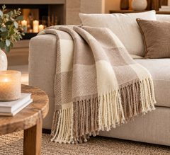Coperta plaid Wool beige e avorio 120x170 cm EDG Enzo De Gasperi con motivo a quadri e frange decorative, ambientata 