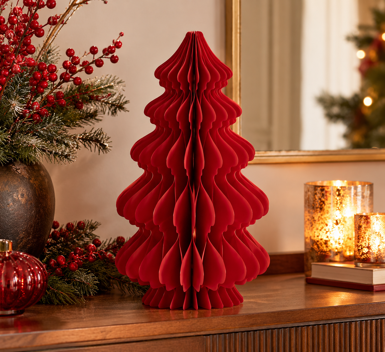 Decoro Pino Origami New Rosso H 40 cm EDG Enzo De Gasperi in carta pieghettata tridimensionale, ambientato su una madia elegante con candele dorate, rami di abete e bacche rosse per una raffinata decorazione natalizia.
