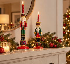 Portacandela Soldatino Natalizio EDG Enzo De Gasperi H 31 cm ambientato in elegante decorazione natalizia con candela e rami di abete