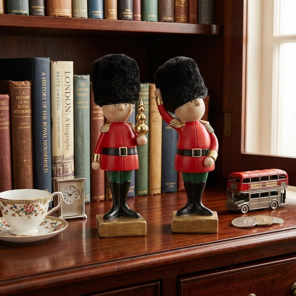 Soldatini natalizi in resina con cappello in peluche nero ambientati in stile inglese