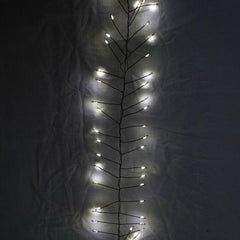 Dettaglio struttura Cluster con 1000 LED bianco naturale e cavo verde