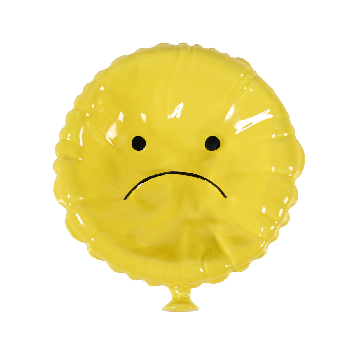 Svuotatasche Sad Balloon giallo in ceramica smaltata lucida, vista frontale del palloncino sgonfio con espressione triste, complemento d'arredo di design.