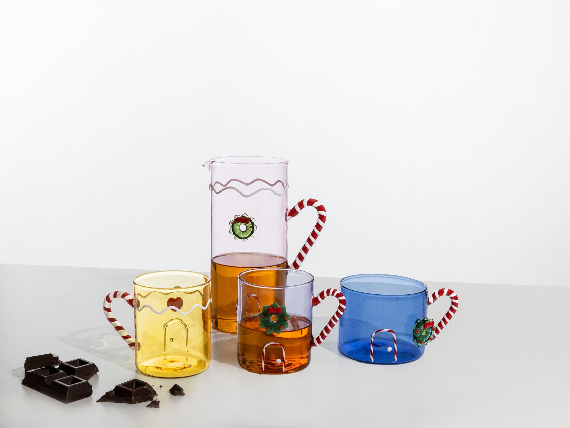Mug blu Sweet & Candy in vetro con manico a bastoncino di zucchero Ichendorf Milano ambientata