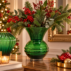 Vaso Coppa Verde EDG Enzo De Gasperi H 26 × Ø 20 cm ambientato con composizione natalizia