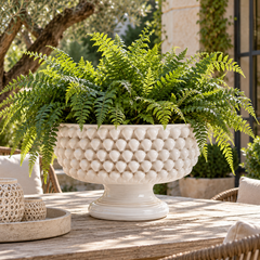 Vaso Ciotola Fenice Pigna con piede EDG Enzo De Gasperi in ceramica bianca, dimensioni H 24,5 × Ø 40 cm ambientata