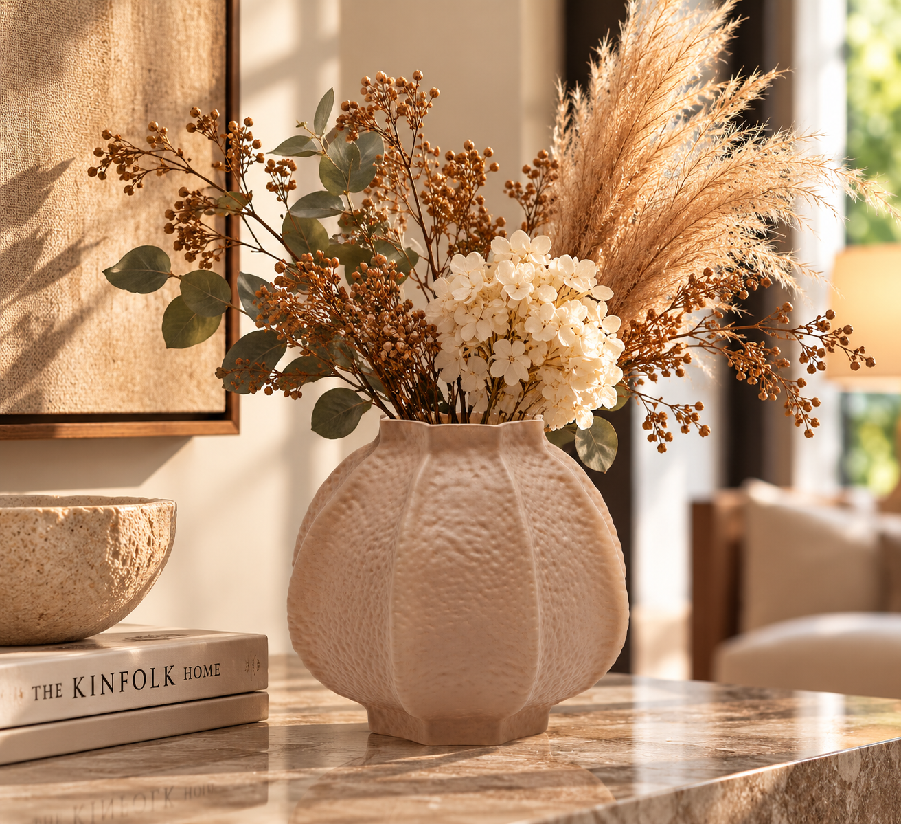 Vaso Primordial Marrone EDG Enzo De Gasperi H 18 × Ø 18 cm ambientato con composizione di fiori bianchi, eucalipto, pampas e rami decorativi