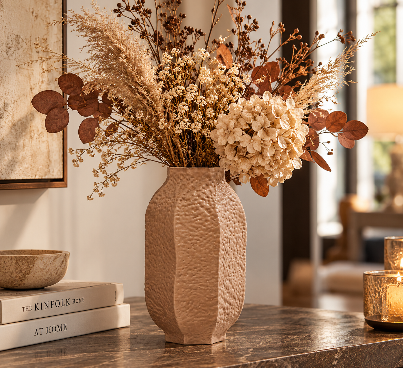 Vaso Primordial Marrone EDG Enzo De Gasperi H 30 × Ø 16,5 cm ambientato con composizione di fiori secchi e rami decorativi in elegante soggiorno