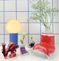 Vaso Paint Tube rosso in ceramica lucida ambientato