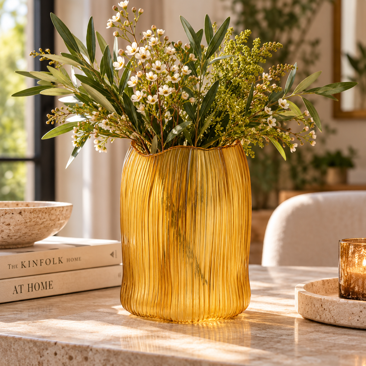 Vaso Millerighe in vetro ambra EDG Enzo De Gasperi ambientato con composizione floreale