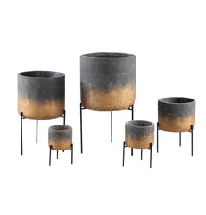 Aimy - portavaso in cemento grigio e oro su piedistallo in ferro nero  - CONFIG0310